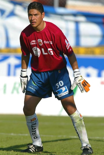 Moisés Muñoz debutó con Monarcas Morelia el 19 de Septiembre de 1999 frente a Pachuca en el Estadio Hidalgo. Su equipo sufrió derrota por 4-2.