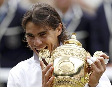Rafa Nadal llegó hasta la final en Londres y acabó 6-3, 7-5 y 6-4 con Tomas Berdych, consiguiendo de nuevo el doblete Roland Garros-Wimbledon.
