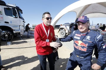 Tomás Roncero ejerció de copiloto de Carlos Sainz por un día en la base militar del Goloso a los mandos del Peugeot 3008 DKR Maxi, el mismo coche con el que el bicampeón ganó el Dakar 2018.