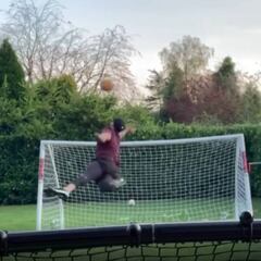 ¡Como la atajada a Agüero! Bravo mostró su práctica en casa