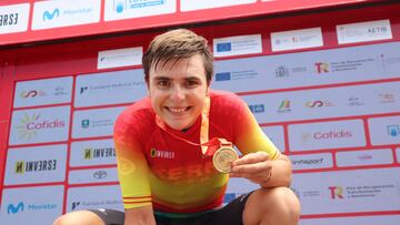 Raúl García Pierna posa con su medalla de oro de campeón de España contrarreloj.