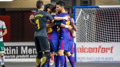 Los jugadores del Barcelona celebran un gol.