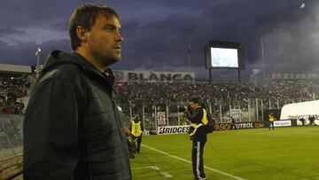 Futbol, Colo Colo v Independiente del Valle.
 Copa Libertadores 2016.
 El entrenador de Colo Colo Jose Luis Sierra dirige a sus jugadores contra Independiente del Valle durante el partido de Copa Libertadores en el estadio Monumental.
 Santiago, Chile.
 14/04/2016
 Marcelo Hernandez/Photosport*******
 
 Football, Colo Colo v Independiente del Valle.
 Copa Libertadores Championship 2016.
 Colo Colol&#039;s head coach Jose Luis Sierra gives intructs to his players during the Copa Libertadores Championship football match against  Independiente del Valle at Monumental stadium in Santiago, Chile.
 14/04/2016
 Marcelo Hernandez/Photosport