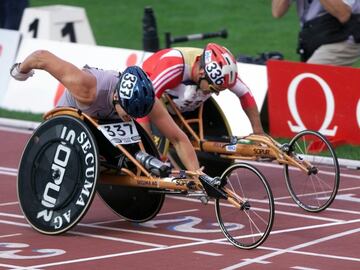 Atleta masculino con más preseas de la historia de los Juegos Paralímpicos. Con veinte años quedó tetrapléjico tras un accidente sufrido mientras hacía escalada cambiando radicalmente su vida. 26 medallas en los Juegos de verano y ocho en los de invierno, siendo 31 los metales obtenidos. Ha participado en tres modalidades distintas: atletismo adaptado, ciclismo adaptado en ruta y esquí de fondo adaptado. 15 medallas de oro, 7 de plata y 12 de bronce entre 1984 y 2012. En Londres´12 no sólo compitió con 54 años, sino que se llevó un oro en Contrarreloj H2 y un bronce en Ruta por equipos mixto.