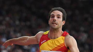 Eusebio Cáceres, en uno de sus saltos en Londres.