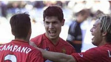 LETAL. Losada (a la derecha) y Luque (en el medio) fueron una auténtica pesadilla para la defensa del Alavés que no pudo frenarlos.