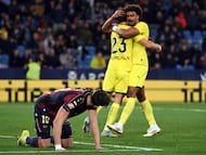 Levante's Spanish forward #19 Carlos Espi Escrihuela looks at Villarreal's Spanish defender #23 Sergi Cardona and Villarreal's Portuguese defender #12 Renato Veiga celebrating their victory during the Spanish league football match between Levante UD and Villarreal CF at Ciutat de Valencia Stadium in Valencia on February 18, 2026. (Photo by JOSE JORDAN / AFP)