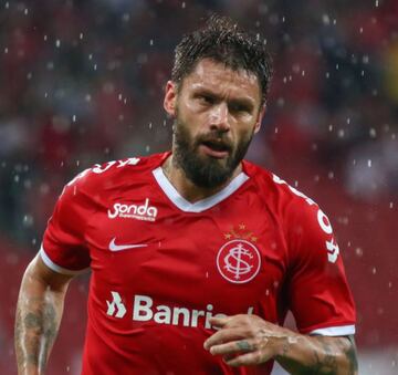 Rafael Sobis jugó tres torneos con Tigres de la UANL. El delantero brasileño anotó quince goles en la Liga MX y salió campeón en 2015. Después jugó en Cruzeiro e Internacional de Porto Alegre en su país. Actualmente, a sus 34 años, juega en el Ceará de la primera división brasileña.