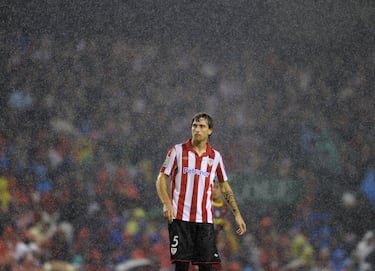 Defensa central nacido en Cantaura, en el estado Anzoátegui en Venezuela, pero criado futbolísticamente en el Athletic Club de Bilbao. Con el Athletic Club fue pieza clave, disputando más de 250 partidos con la entidad bilbaína. A pesar de desarrollarse en Euskadi, y haber disputado el europeo sub-19 con la Selección española, Vicente del Bosque decidió no contar con él para la fase previa de la Eurocopa de 2012, favoreciendo a otros defensores como Martín Montoya, Alberto Botía o Álvaro Domínguez. Por ello, el zaguero contactó con el entonces seleccionador venezolano César Farías solicitándole que le convocase con la vinotinto, hecho que se confirma el 27 de agosto de 2011. Con el combinado nacional Amorebieta acabaría disputando 15 encuentros y consiguiendo un gol.