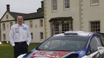 <b>AMBICIOSOS. </b>Latvala e Hirvonen junto al nuevo Ford Fiesta.