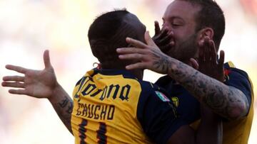 Gracioso momento en el que Chucho Benítez y Vuoso simulan darse un beso en una celebración tras un gol del delantero Ecuatoriano.
