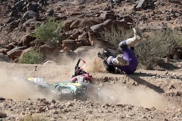 Jordan Strachan se cae mientras compite en la primera etapa del Rally Dakar.