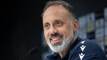 El entrenador de la Real Sociedad, Pellegrino Matarazzo, en una rueda de prensa. EFE/Javier Etxezarreta