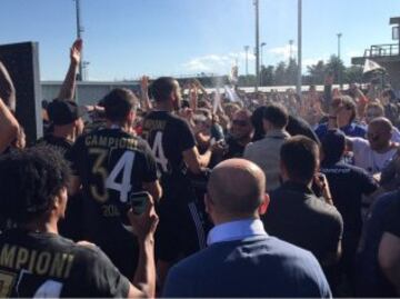 Juventus se baña en champán y celebra título 34º de su historia