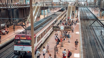 Varias personas en el andén de un tren de cercanías en la estación Almudena Grandes-Atocha Cercanías, a 14 de julio de 2023, en Madrid (España). Renfe ofrece cerca de 18 millones de plazas en trenes AVE, Alvia, Euromed, Intercity, Avant y Regionales para este verano, desde el 1 de julio al 15 de septiembre. Los servicios que conectan con la costa andaluza y con la Comunidad Valenciana serán los más demandados, así como las relaciones que comunican la capital con Cataluña y todo el norte peninsular. A las más de 7,5 millones de plazas en trenes AVE, Alvia, Euromed e Intercity se suman los trenes de servicio público de Media Distancia convencional, con casi 10,4 millones de plazas entre los trenes Avant y Regionales.
14 JULIO 2023;MADRID;RENFE;OPERACION SALIDA;VERANO
Gabriel Luengas / Europa Press
14/07/2023