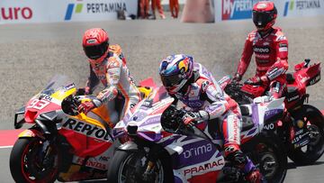 Martín ensayando una salida por delante de Márquez y Bagnaia.