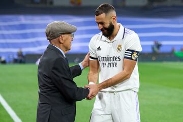 Amancio Amaro junto al delantero francés Karim Benzema.