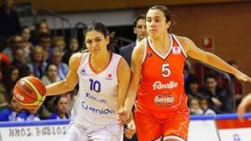 Marta Xargay trata de zafarse de la defensa de una jugadora del Beretta.