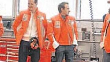 <b>A PIE DE PISTA. </b>Schumacher estuvo en el debut del F2007.