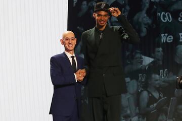 Victor Wembanyama posa junto al comisionado de la NBA, Adam Silver, tras ser elegido por San Antonio Spurs en el número 1 del ddraft 2023 de la NBA.