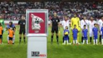 Los jugadores del Sevilla FC y la UD Almería, antes del inicio del partido correspondiente al Trofeo 'Antonio Puerta', disputado hoy día 14 de noviembre en el estadio Ramón Sánchez Pizjuán.