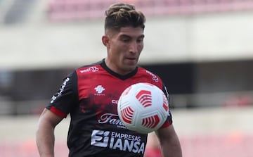 Mathías Pinto en un duelo de Ñublense en el Campeonato 2021.