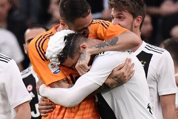 Cristiano Ronaldo celebra con sus compañeros el campeonato de liga.