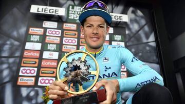 Jakob Fuglsang posa con el trofeo de campeón de la Lieja-Bastoña-Lieja 2019.