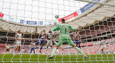 Le Normand marca de cabeza el 1-0 para el Atlético de Madrid. 