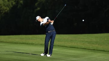 Justin Rose golpea la bola en la última jornada del WGC - HSBC Champions en el Sheshan International Golf Club de Shanghái, China.