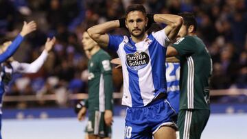 Florin Andone se lamenta tras rematar al palo en el partido frente al Betis.