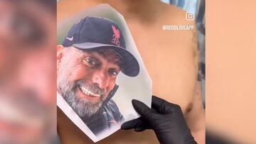 Este aficionado quiso llevar el rostro del ex entrenador del Liverpool en su pecho y el video ya se ha hecho viral.