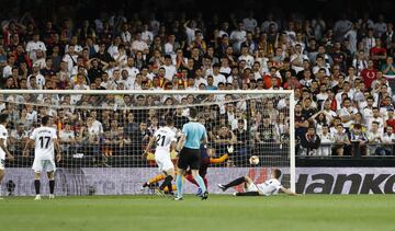 1-2. Alexandre Lacezette marcó el segundo gol.