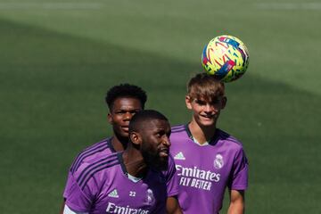 Nico Paz, en el rondo del primer equipo esta mañana.