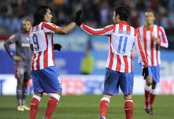 Falcao y Arda celebran un gol con el Atlético.