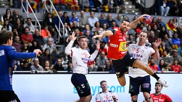 Ferrán Solé lanza a puerta durante la final del Torneo Internacional de España de balonmano disputada entre las selecciones de España y Noruega, en Castellón de la Plana (Comunidad Valenciana). EFE/ Andreu Esteban