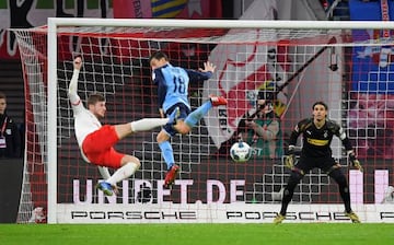 Soccer Football - Bundesliga - RB Leipzig v Borussia Moenchengladbach - Red Bull Arena, Leipzig, Germany - February 1, 2020 RB Leipzig's Timo Werner in action with Borussia Moenchengladbach's Stefan Lainer and Yann Sommer REUTERS/Matthias Rietschel DFL re