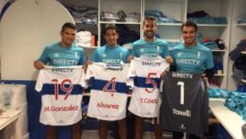 González, Álvarez, Costa y Toselli posan con sus camisetas.