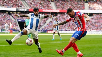 Soccer Football - LaLiga - Atletico Madrid v Leganes - Civitas Metropolitano, Madrid, Spain - October 20, 2024 Leganes' Valentin Rosier in action with Atletico Madrid's Javi Galan REUTERS/Ana Beltran
