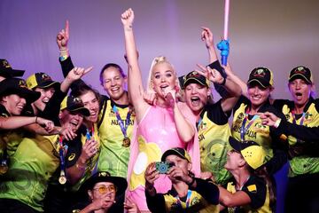 La selección femenina de Australia se proclamó campeona del mundo de cricket en la modalidad T20 tras superar a la India en la final. El encuentro, disputado en Melbourne ante 86.714 espectadores, se convirtió en el evento deportivo femenino con más asistentes en la historia del país. La cantante Katy Perry participó en la celebración.