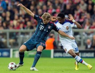 El jugador del Bayern Múnich Toni Kroos (i) disputa un balón con Ahmed Musa del CSKA Moscú, durante el primer partido del grupo D de la Champions League