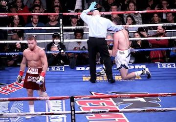 El triunfo del Canelo Álvarez sobre Rocky Fielding en imágenes