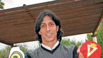 <b>SUS DOS ZAMARRAS. </b>Sergio Fernández sujeta las camisetas del Hércules y el Real Murcia, ayer.