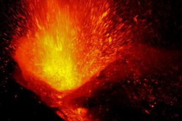 Violenta explosión de lava durante la erupción del Etna