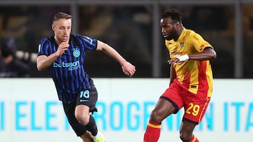 Lecce's Malian midfielder #29 Lassana Coulibaly (R) fights for the ball with FC Inter Davide Frattesi (L) during the Italian Serie A football match Lecce vs Inter Milan at the Via del Mare stadium in Lecce, on February 21, 2026. (Photo by ABBONDANZA SCURO LEZZI / ANSA / AFP) / Italy OUT / ----IMAGE RESTRICTED TO EDITORIAL USE - STRICTLY NO COMMERCIAL USE-----