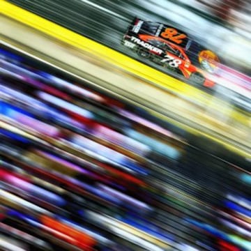 Martin Truex Jr. durante la carrera de la NASCAR Sprint Cup Series Coca-Cola 600 en Charlotte, Carolina del Norte.