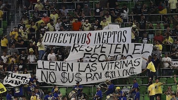 Momento en que los aficionados muestran la manta en contra de la directiva del América