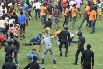 El público invadió el estadio Felix Houphouet-Boigny tras el encuentro de clasificación para la Copa Africana entre Costa de Marfil y Camerún.