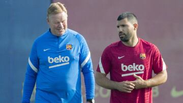 Ronald Koeman, en el entrenamiento de ayer con el Kun Agüero.