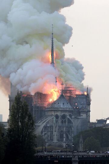 Devastador incendio  de la catedral de Notre Dame, uno de los monumentos más emblemáticos de París.